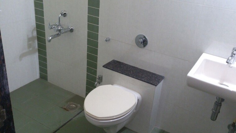 Bathroom, mayur colony 3 Bedroom 1522 Sq.Ft. Apartment In Mayur Colony Pune 10399309