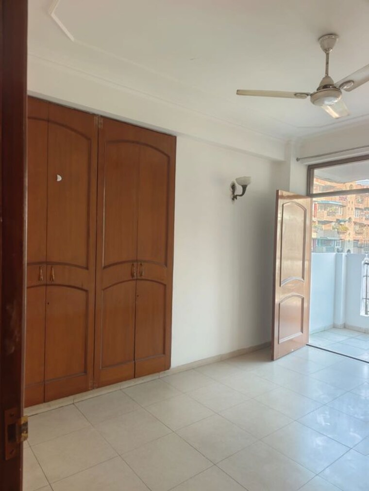 Room, sector 6 dwarka 4 Bedroom 2000 Sq.Ft. Apartment In Sector 6 Dwarka Delhi 10399355
