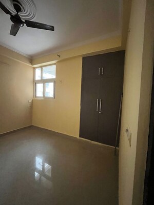 Room in 3 BHK Apartment at Super Realtech Oxy Homez, Bhopura – for Rent