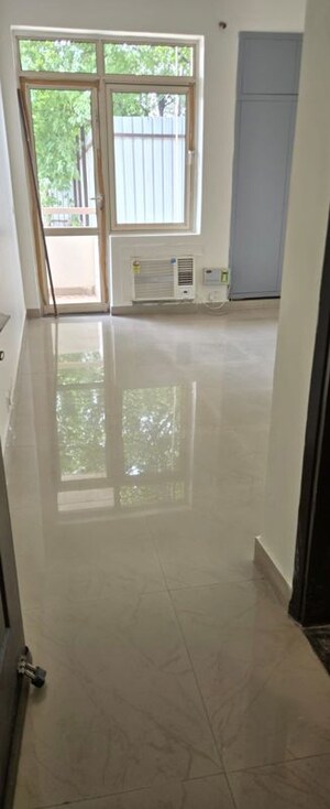 Room in 3 BHK Builder Floor at Unitech Deerwood Chase, Nirvana Country – for Rent