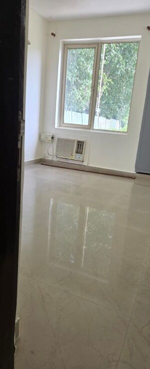 Room in 3 BHK Builder Floor at Unitech Deerwood Chase, Nirvana Country – for Rent