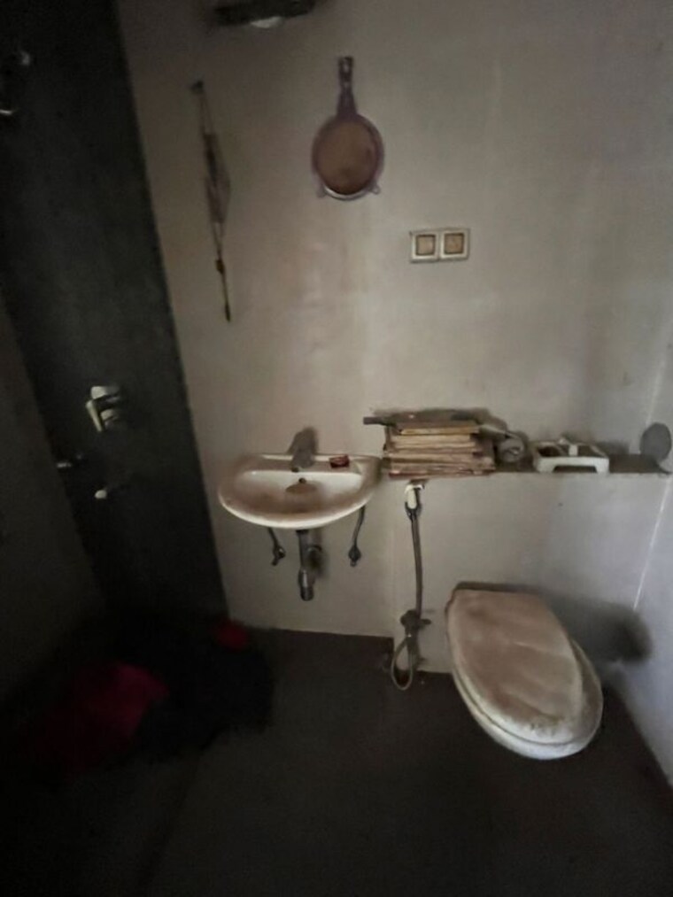 Bathroom, kundan-grand-stand 3 Bedroom 1500 Sq.Ft. Apartment In Kothrud Pune 10399505