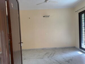 Room in 3 BHK Builder Floor at Sector 9a – for Rent