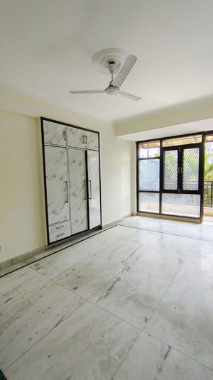 Room in 3 BHK Apartment at Sector 10 Dwarka – for Rent