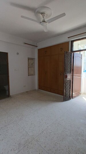 Room in 3 BHK Apartment at Sector 10 Dwarka – for Rent