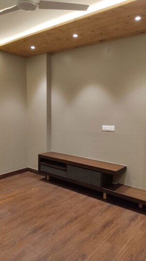 Furnished Amenities in 3 BHK Apartment at Sector 10 Dwarka – for Rent