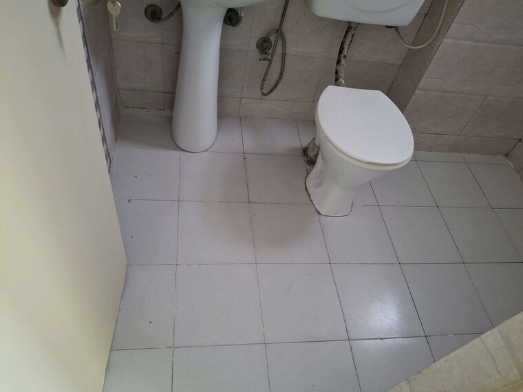 Bathroom, gaur-city-4th-avenue 2.5 Bedroom 1175 Sq.Ft. Apartment In Sector 4 Greater Noida Greater Noida 10399759