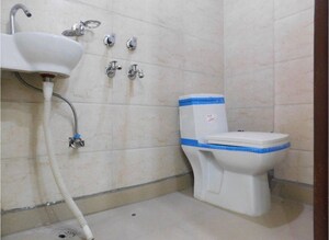 Bathroom in 2.5 BHK Builder Floor at Jawahar Nagar – for Rent