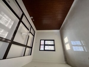 Room in 4 BHK Independent House at Eldeco City Arcade, Iim Road – for Sale