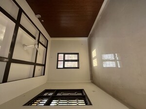 Room in 4 BHK Independent House at Eldeco City Arcade, Iim Road – for Sale