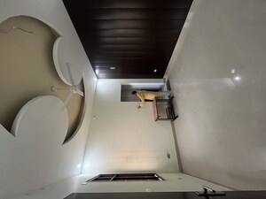 Room in 4 BHK Independent House at Eldeco City Arcade, Iim Road – for Sale