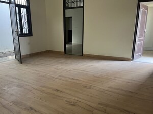 Room in 4 BHK Independent House at Eldeco City Arcade, Iim Road – for Sale