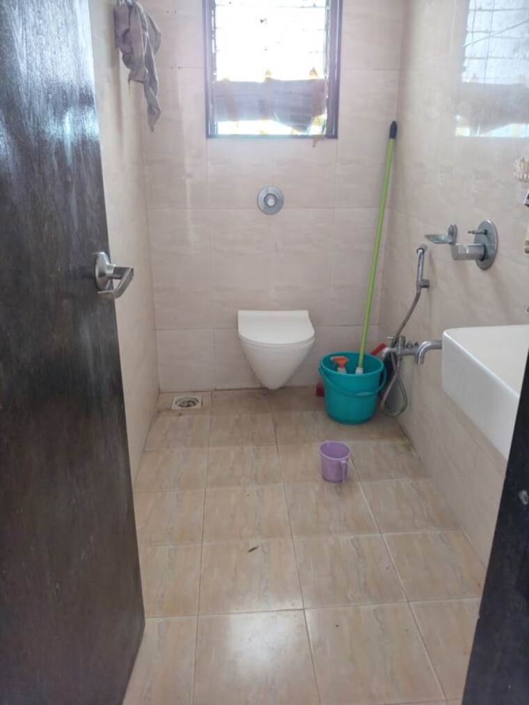 Bathroom, sunil-nivas-society 2 Bedroom 950 Sq.Ft. Apartment In Andheri West Mumbai 10399802
