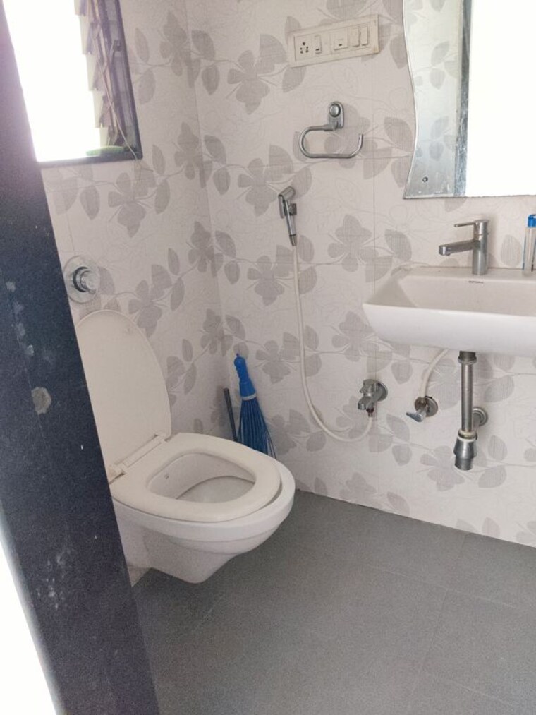 Bathroom, sunil-nivas-society 2 Bedroom 950 Sq.Ft. Apartment In Andheri West Mumbai 10399802