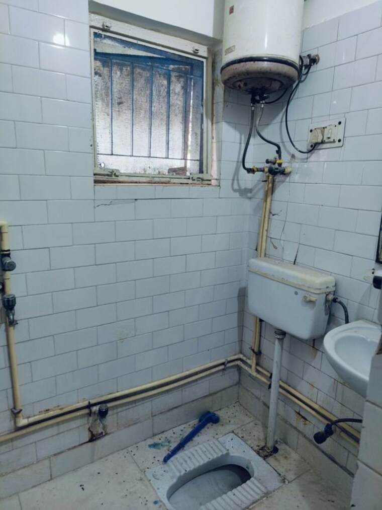 Bathroom, shatabdi-vihar 2 Bedroom 950 Sq.Ft. Apartment In Sector 52 Noida 10399971