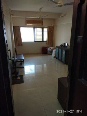 Room in 2 BHK Apartment at Seven Bunglow – for Rent