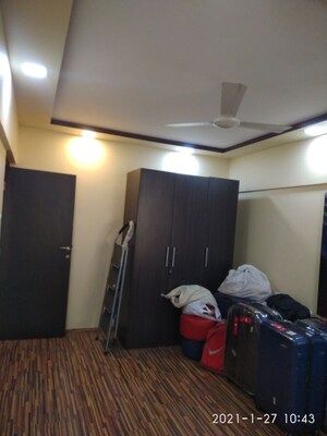 Room in 2 BHK Apartment at Seven Bunglow – for Rent
