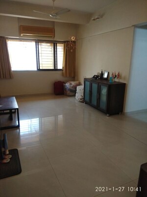 Room in 2 BHK Apartment at Seven Bunglow – for Rent