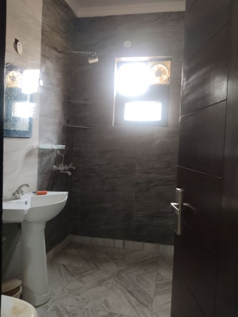 Bathroom, sector 37 3 Bedroom 2250 Sq.Ft. Builder Floor In Sector 37 Faridabad 10400040