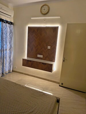 Room in 3 BHK Apartment at Gaur Atulyam, Omicron I Greater Noida – for Rent