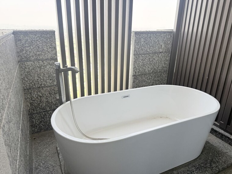 Bathroom, kalpataru-vista 4 Bedroom 3580 Sq.Ft. Apartment In Sector 128 Noida 10400121