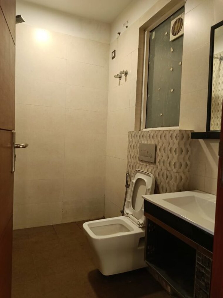 Bathroom, unitech-singleton-floors-south-city 3 Bedroom 240 Sq.Ft. Builder Floor In Sector 50 Gurgaon 10400183