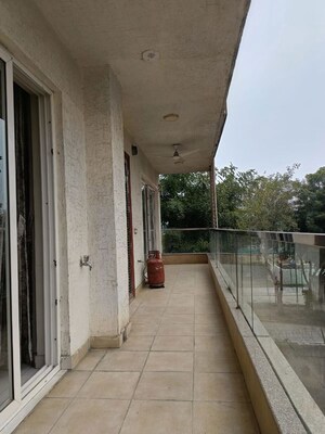 Building Lobby in 3 BHK Builder Floor at Unitech Singleton Floors South City, Sector 50 – for Sale