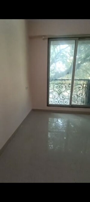 Room in 2 BHK Apartment at Vakola – for Rent