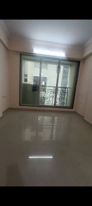 Room in 2 BHK Apartment at Vakola – for Rent