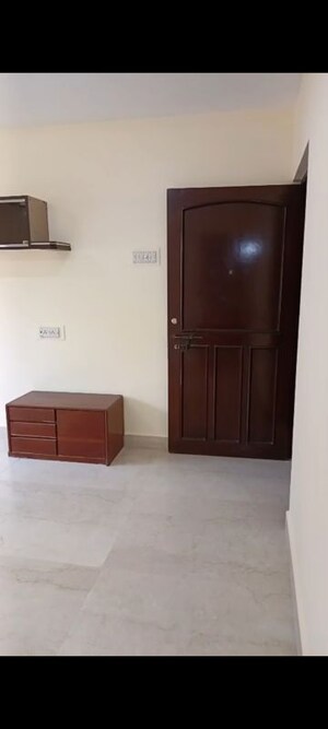 Furnished Amenities in 1 BHK Apartment at Vishal Su-Shee Apartment, Vile Parle East – for Rent