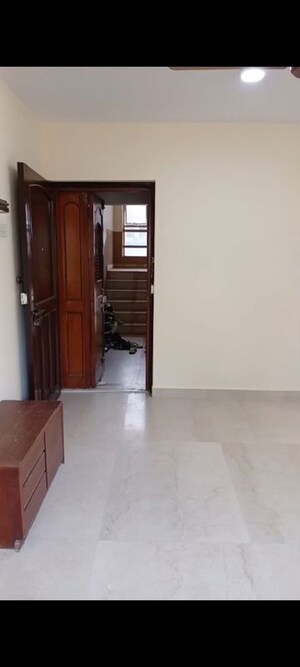 Room in 1 BHK Apartment at Vishal Su-Shee Apartment, Vile Parle East – for Rent