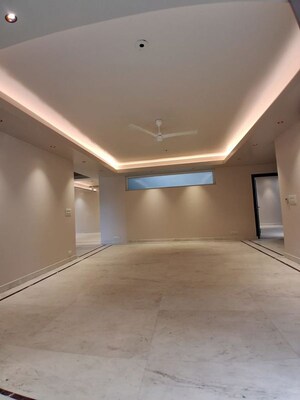 Room in 3 BHK Builder Floor at South City 1 – for Rent