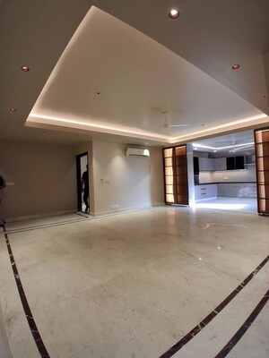 Room in 3 BHK Builder Floor at South City 1 – for Rent
