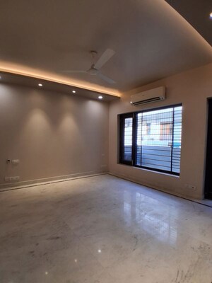 Room in 3 BHK Builder Floor at South City 1 – for Rent
