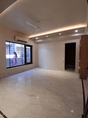 Room in 3 BHK Builder Floor at South City 1 – for Rent