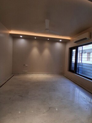 Room in 3 BHK Builder Floor at South City 1 – for Rent
