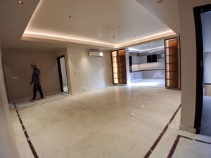 Room in 3 BHK Builder Floor at South City 1 – for Rent