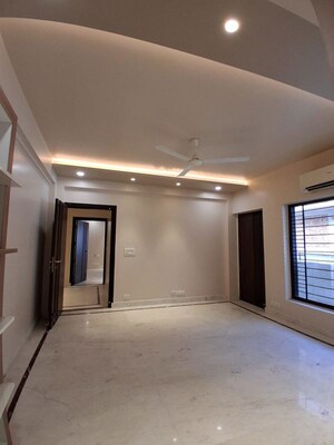 Room in 3 BHK Builder Floor at South City 1 – for Rent