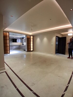 Room in 3 BHK Builder Floor at South City 1 – for Rent