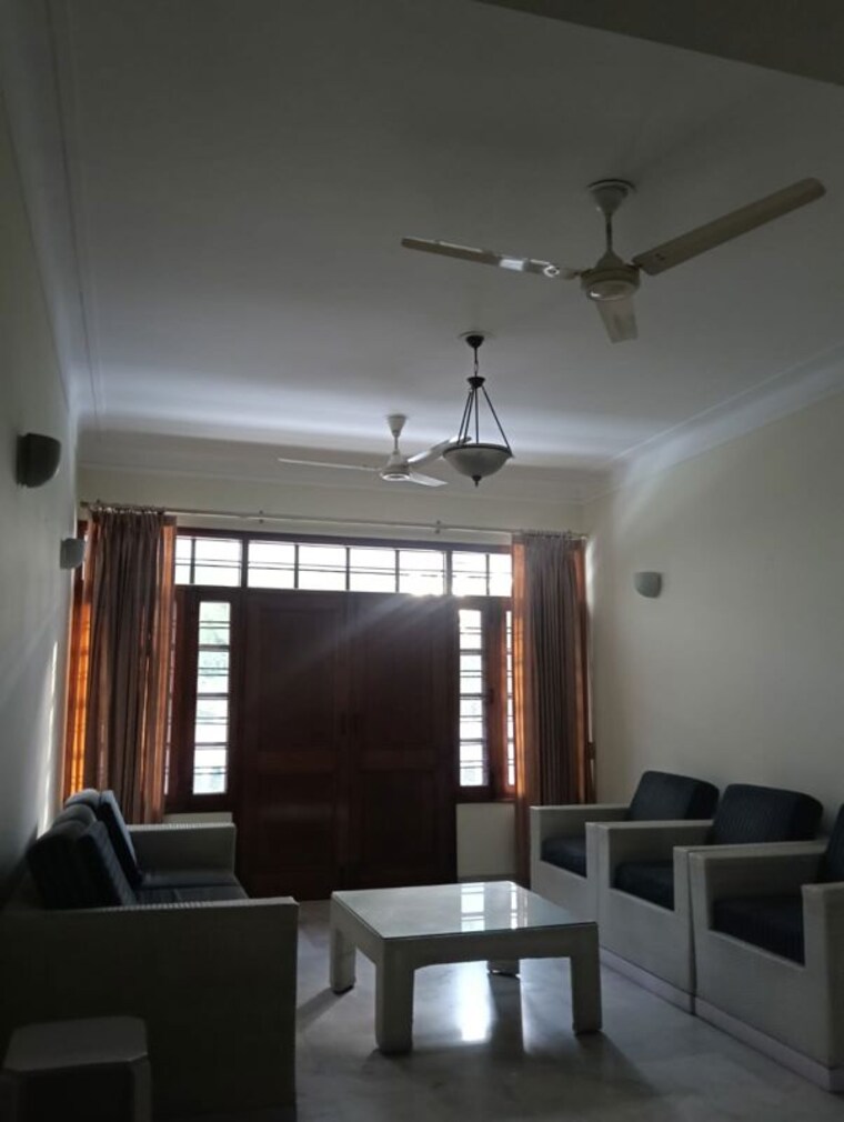Living Room, sector 17 3 Bedroom 3200 Sq.Ft. Builder Floor In Sector 17 Gurgaon 10400323