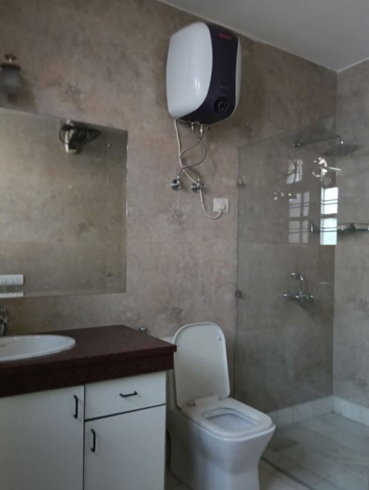 Bathroom, sector 17 3 Bedroom 3200 Sq.Ft. Builder Floor In Sector 17 Gurgaon 10400323