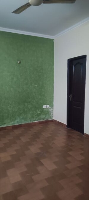 Room in 3 BHK Apartment at Amrapali Silicon City, Sector 76 – for Rent