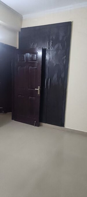 Room in 3 BHK Apartment at Amrapali Silicon City, Sector 76 – for Rent