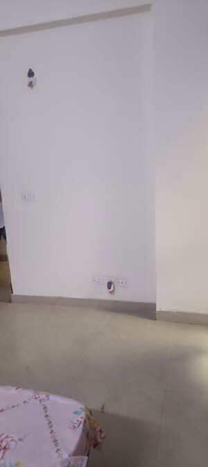 Room in 3 BHK Apartment at Amrapali Silicon City, Sector 76 – for Rent