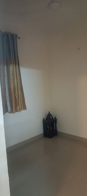 Furnished Amenities in 2 BHK Apartment at Amrapali Silicon City, Sector 76 – for Rent