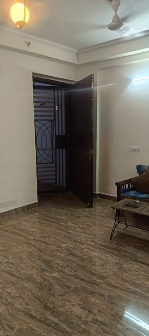 Room in 2 BHK Apartment at Amrapali Silicon City, Sector 76 – for Rent