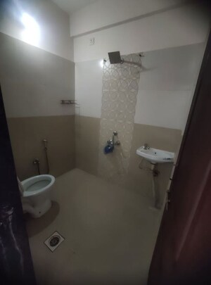Bathroom in 2 BHK Builder Floor at Kamgar Putala Vasahat – for Rent
