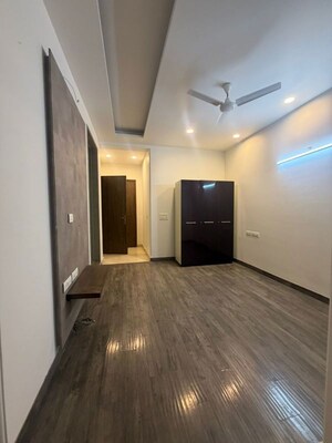 Room in 3 BHK Builder Floor at South City 1 – for Rent