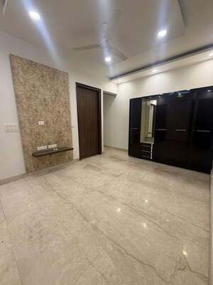 Room in 3 BHK Builder Floor at South City 1 – for Rent
