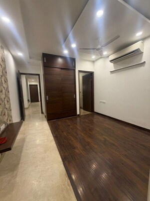 Room in 3 BHK Builder Floor at South City 1 – for Rent